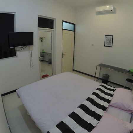 Mess Inn Semarang Exterior photo