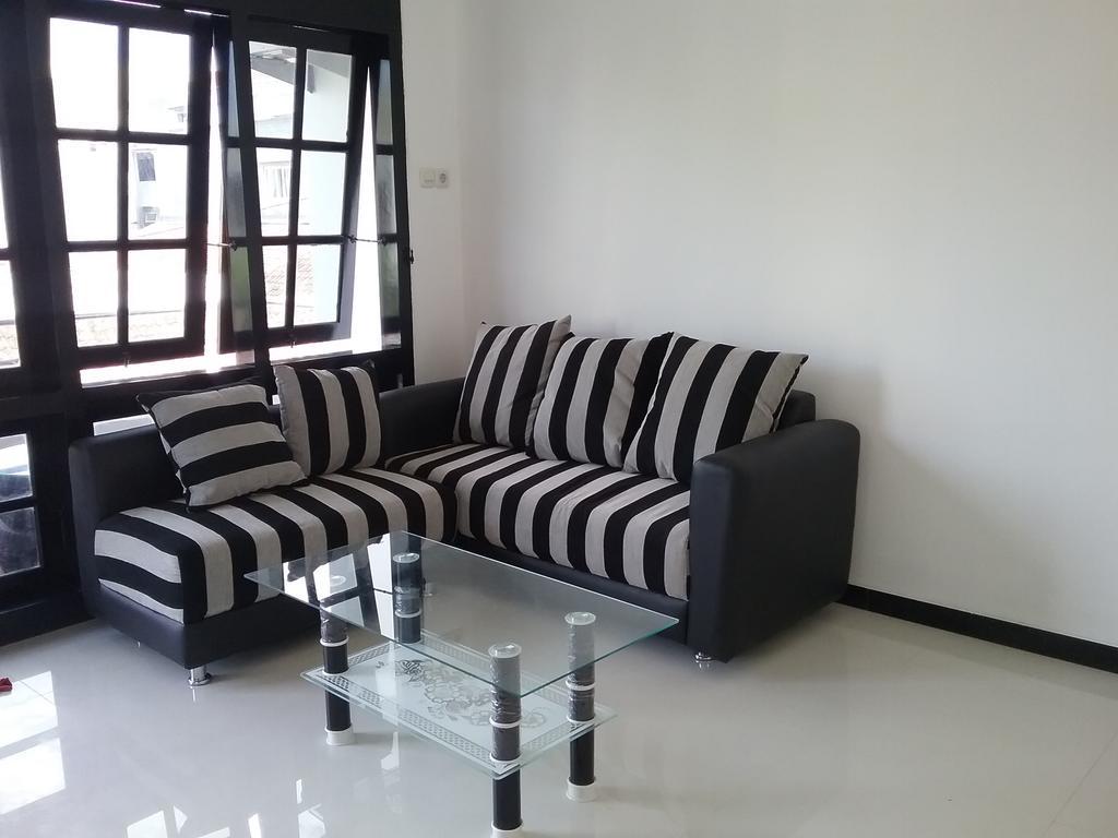 Mess Inn Semarang Exterior photo
