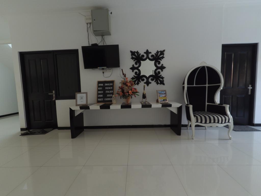 Mess Inn Semarang Exterior photo