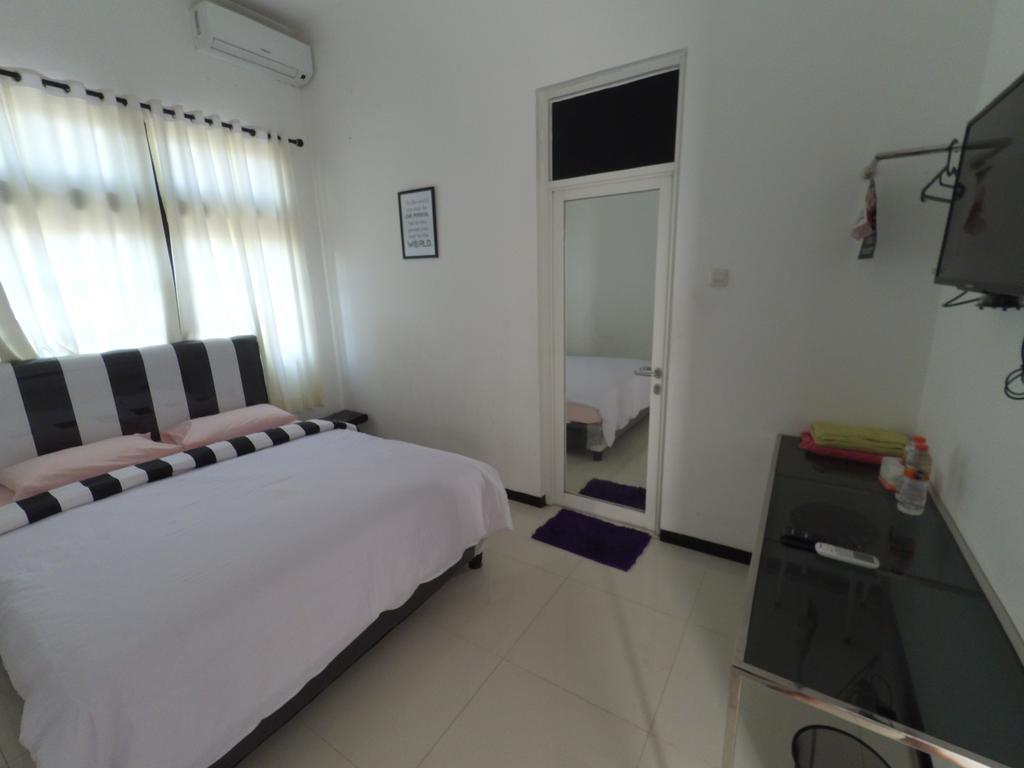 Mess Inn Semarang Exterior photo