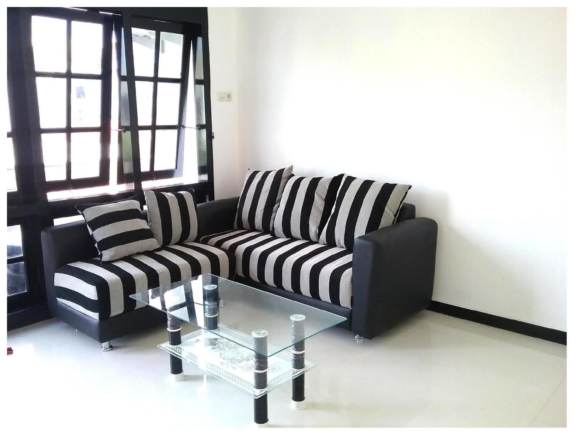 Mess Inn Semarang Exterior photo