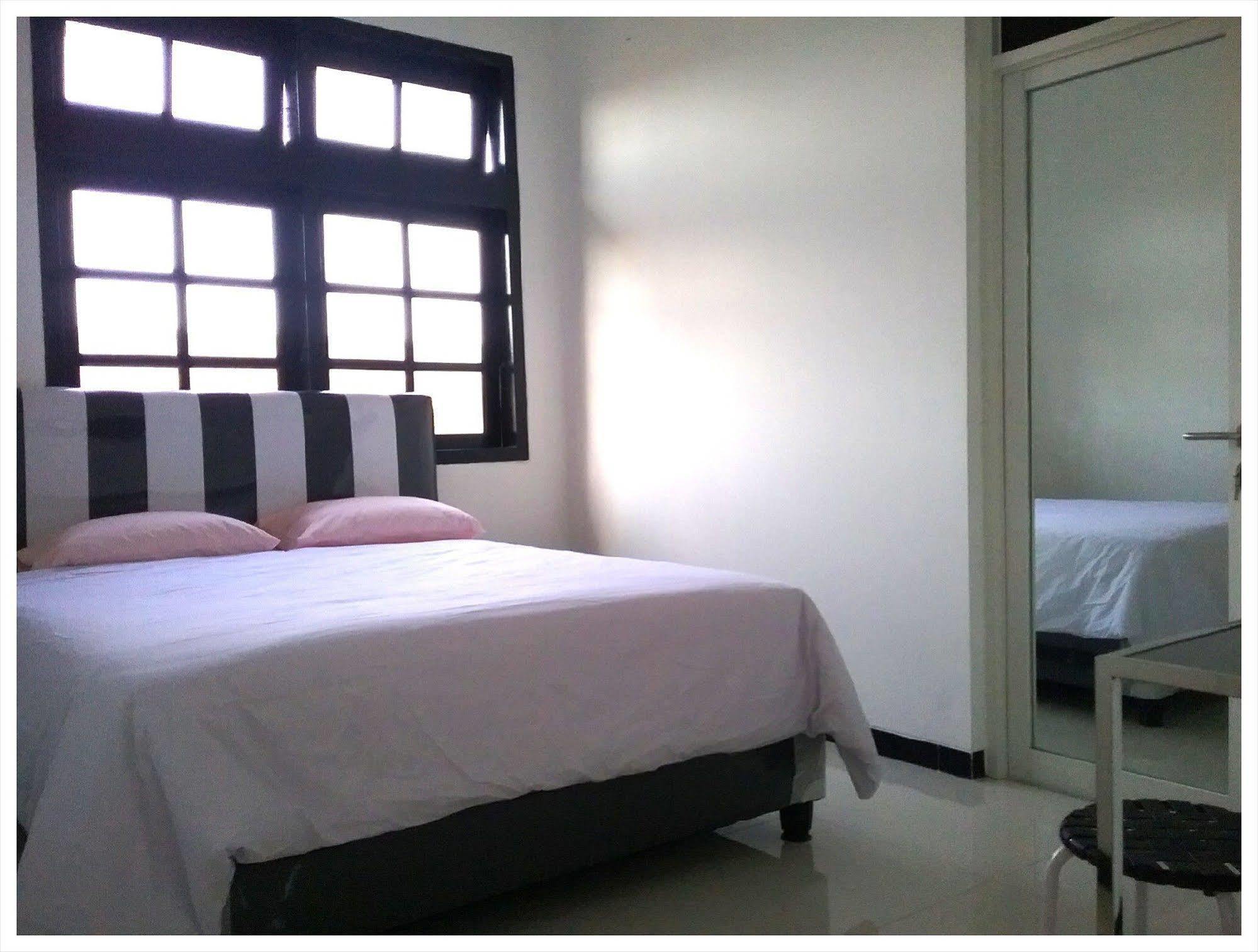 Mess Inn Semarang Exterior photo