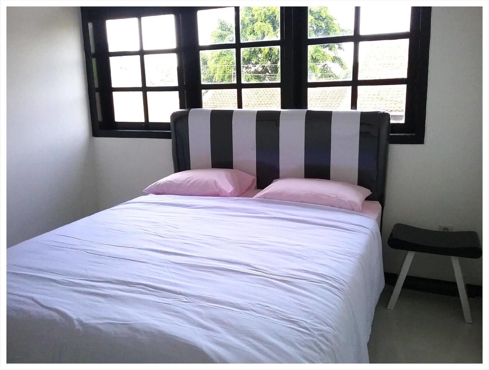 Mess Inn Semarang Exterior photo